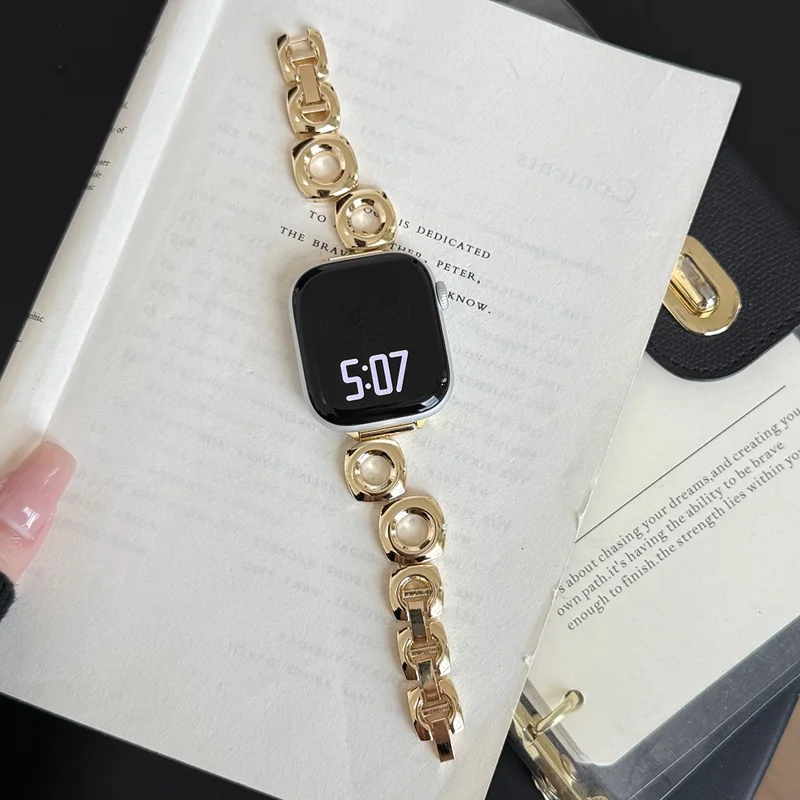Bracelet de montre pour Apple Watch Series 10 Ultra 9 8 7 SE 6 5 4 3 2 1 46mm 49mm 45mm 44mm 42mm Bracelet Métallique à Trous Carrés et Ronds - Or