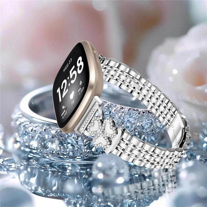 Silbernes Herz-Kleeblatt-Metallarmband für Fitbit Versa 4 / 3 / Sense 2 Uhrenarmband mit 7-Perlen-glänzendem Design