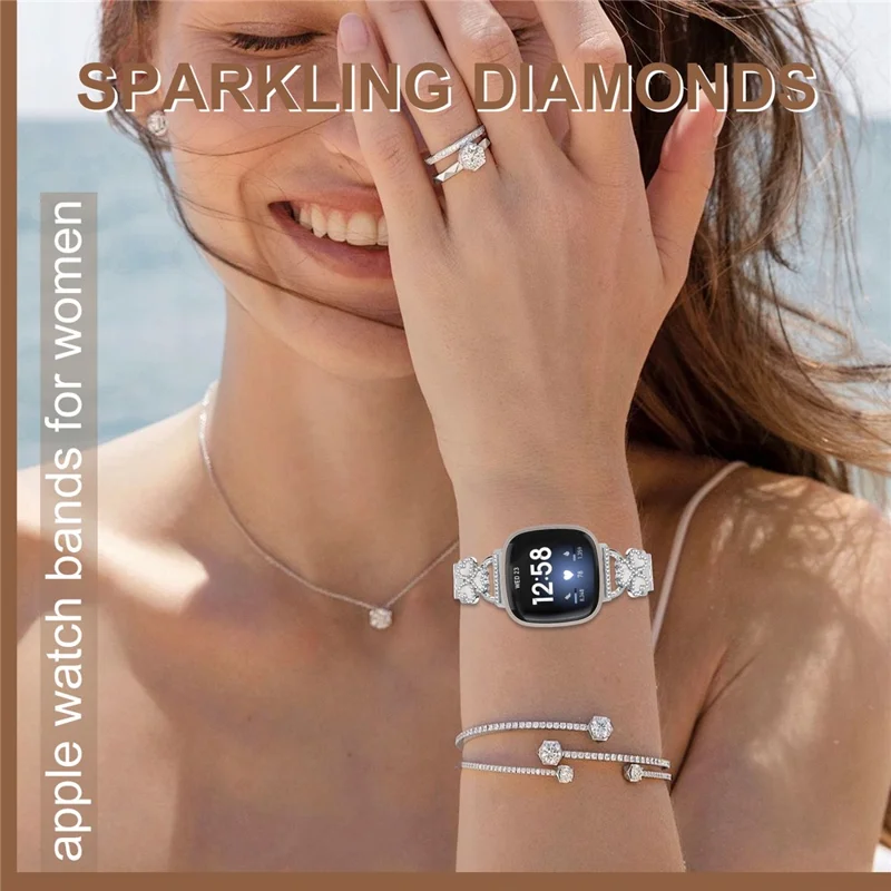 Silbernes Herz-Kleeblatt-Metallarmband für Fitbit Versa 4 / 3 / Sense 2 Uhrenarmband mit 7-Perlen-glänzendem Design