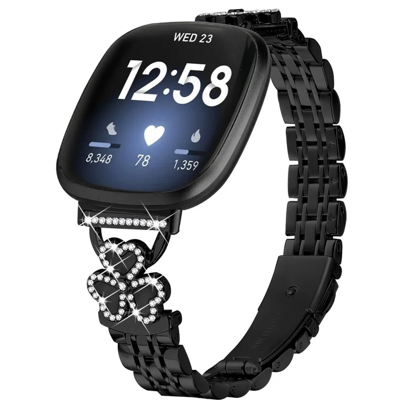 Galvanisiertes Herz-Klee-Metallarmband für Fitbit Versa 4 / 3 / Sense 2 Uhrenarmband mit 7-Perlen-glänzendem Design - Schwarz + Schwarze Hülle