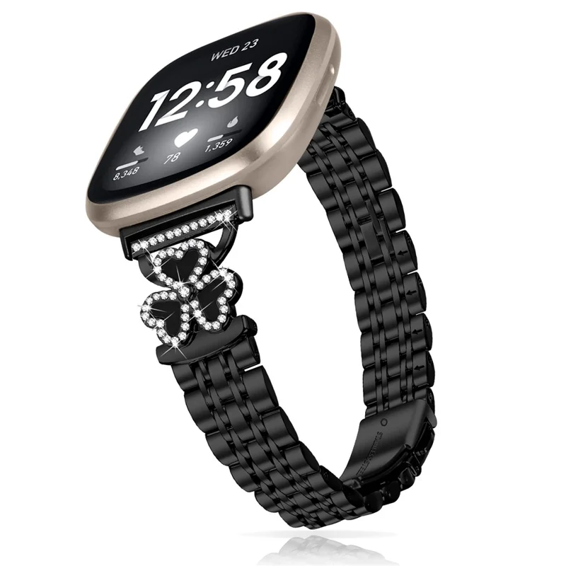 Galvanisiertes Herz-Klee-Metallarmband für Fitbit Versa 4 / 3 / Sense 2 Uhrenarmband mit 7-Perlen-glänzendem Design - Schwarz + Schwarze Hülle