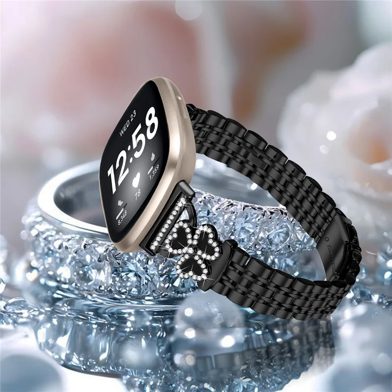 Galvanisiertes Herz-Klee-Metallarmband für Fitbit Versa 4 / 3 / Sense 2 Uhrenarmband mit 7-Perlen-glänzendem Design - Schwarz + Schwarze Hülle