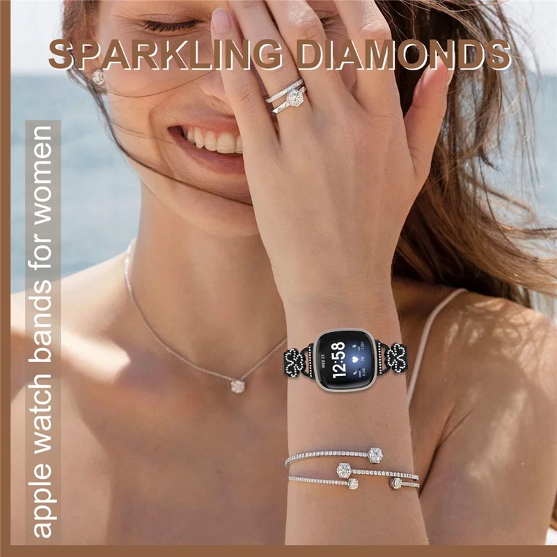 Galvanisiertes Herz-Klee-Metallarmband für Fitbit Versa 4 / 3 / Sense 2 Uhrenarmband mit 7-Perlen-glänzendem Design - Schwarz + Schwarze Hülle