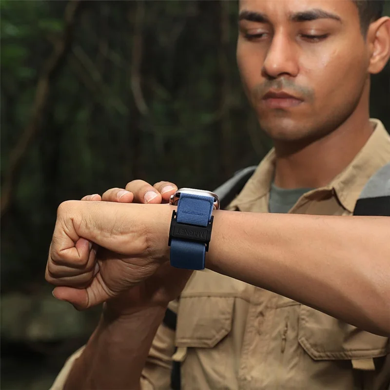 Cinturino Magnetico in Nylon per Apple Watch Ultra 3 2 1 49mm / Serie 11 10 46mm / 9 8 7 45mm / SE3 SE2 SE 6 5 4 44mm / 3 2 1 42mm, Cinturino Regolabile con Chiusura a Fibbia Magnetica - Verde Militare