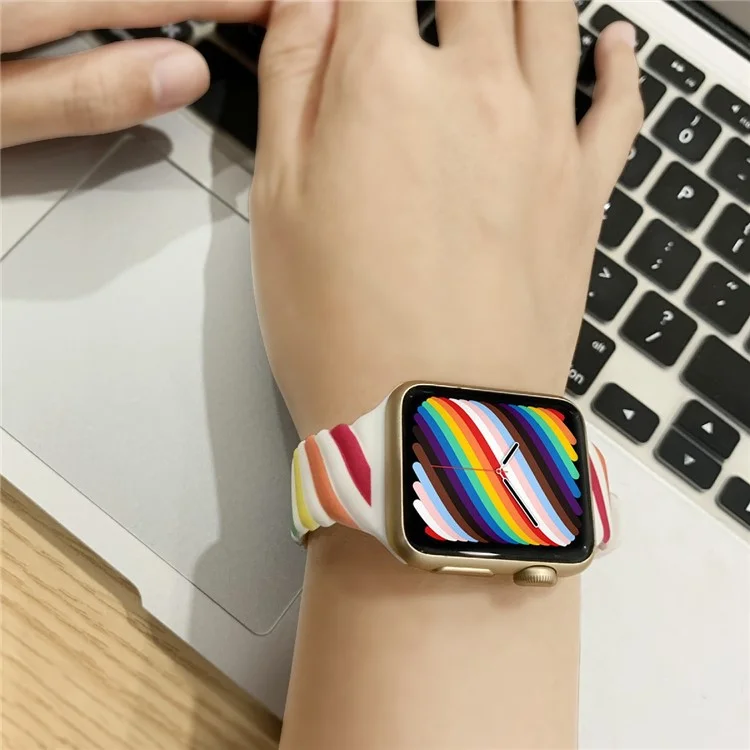 Weiche Silikon-Dual-Color-Twisted-Watchband-Ersatzarmband für Apple Watch Series 10 46mm / Ultra 2 Ultra 49mm / 9 8 7 45mm / SE (2023) SE (2022) SE 6 5 4 44mm / 3 2 1 42mm - Regenbogen / Weiß