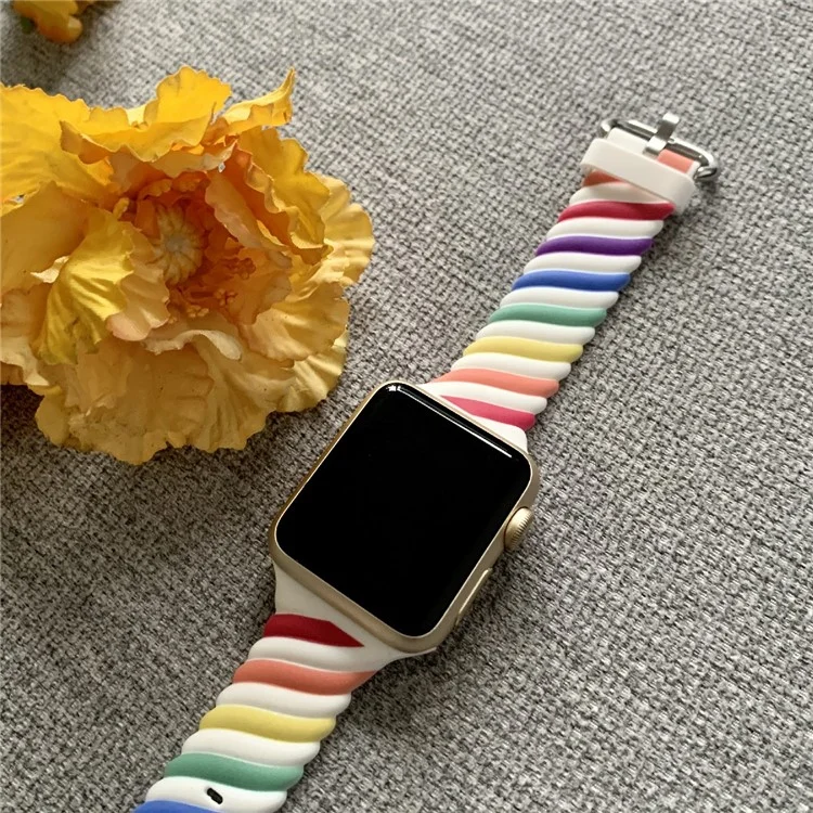 Weiche Silikon-Dual-Color-Twisted-Watchband-Ersatzarmband für Apple Watch Series 10 46mm / Ultra 2 Ultra 49mm / 9 8 7 45mm / SE (2023) SE (2022) SE 6 5 4 44mm / 3 2 1 42mm - Regenbogen / Weiß