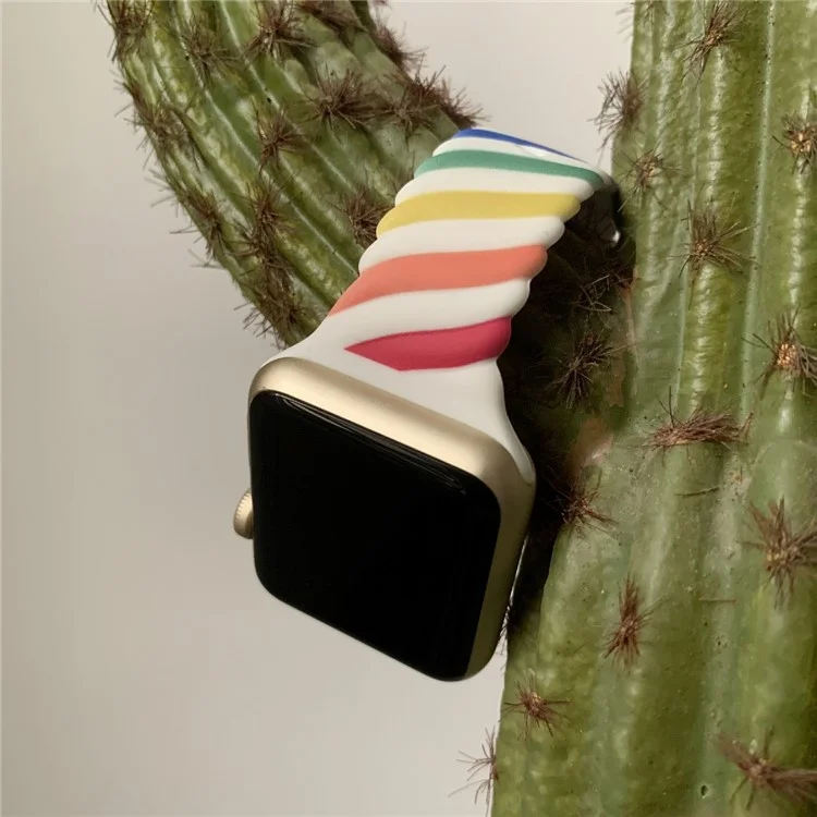 Weiche Silikon-Dual-Color-Twisted-Watchband-Ersatzarmband für Apple Watch Series 10 46mm / Ultra 2 Ultra 49mm / 9 8 7 45mm / SE (2023) SE (2022) SE 6 5 4 44mm / 3 2 1 42mm - Regenbogen / Weiß