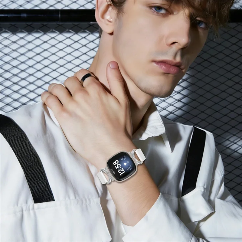 Bracelet pour Fitbit Versa 3 / Sense avec boucle argentée, connecteur en strass et bracelet en cuir de vache véritable - Blanc