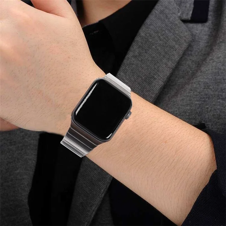 Pour Apple Watch Series 8 / 7 45mm Bracelet de montre en acier inoxydable plein de remplacement de bande de poignet avec boucle papillon - Argent