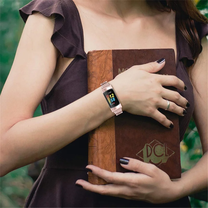 Тонкий ремешок для часов Fitbit Charge 6 / 5 с декоративной кромкой из страз в два ряда, металлическая полоска — розовый