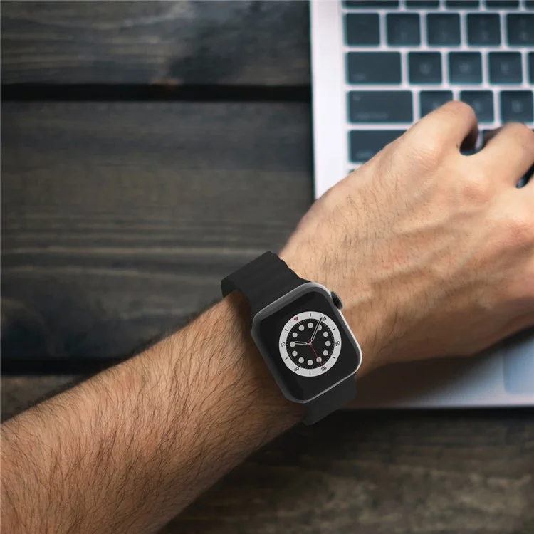 Correa de Reloj de Silicona con Rayas Horizontales Ajustable para Negocios, para Apple Watch Series 10 46mm / Ultra 2 Ultra 49mm / 9 8 7 45mm / SE (2023) SE (2022) SE 6 5 4 44mm / 3 2 1 42mm - Negro