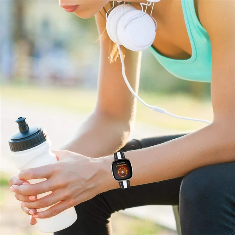 Para Fitbit Versa 3/Sense Splicing Design Wrist Strap Top Layer Cowhide Leather Replacement Watch Band - Preto/Branco