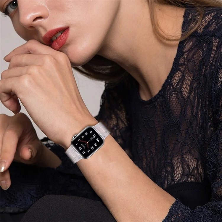 Per Apple Watch Series 10 42mm / 9 8 7 41mm / 6 5 4 SE SE (2022) SE (2023) 40mm / 3 2 1 38mm Cinturino in resina con fibbia in acciaio inossidabile - Conchiglia bianca