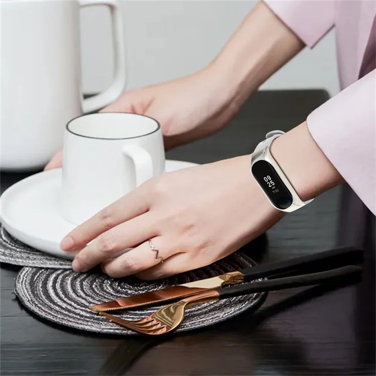 Verstellbares Armband für Xiaomi Mi Band 7 aus hochwertigem Rindsleder mit Doppelbündchen, schwarzes Gehäuse - weiß