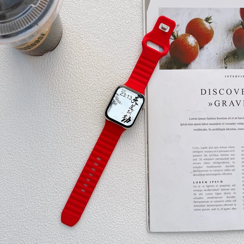 Correa de silicona con diseño de rayas para Apple Watch Ultra 3 2 1 49 mm / Series 11 10 46 mm / 9 8 7 45 mm / SE3 SE2 SE 6 5 4 44 mm / 3 2 1 42 mm, correa ajustable para reemplazo - Rojo