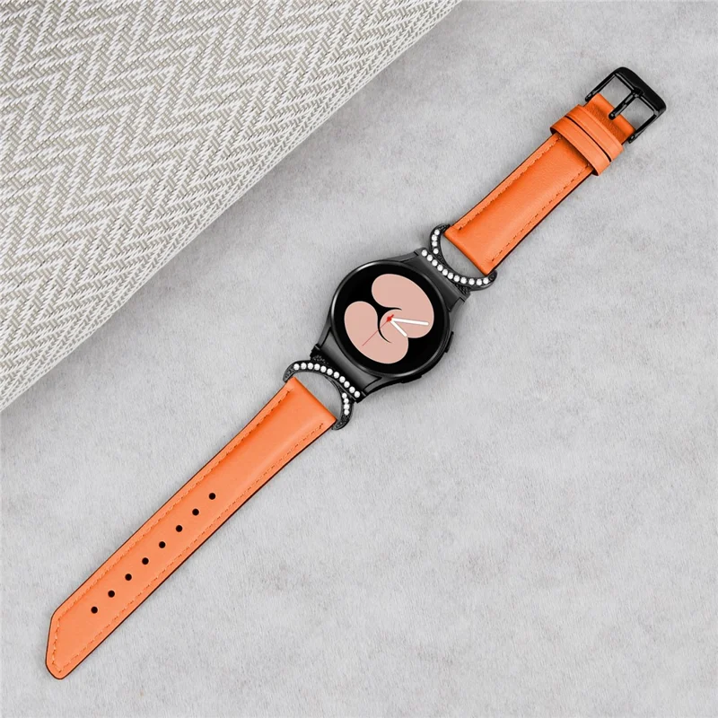 For Samsung Galaxy Watch6 40mm 44mm / Watch6 Classic 43mm 47mm / Watch 5 40mm 44mm / Watch4 40mm 44mm Split Leather Strap Rhinestone D-form kobling Udskiftning Bånd med Sort Spænde - Orange
