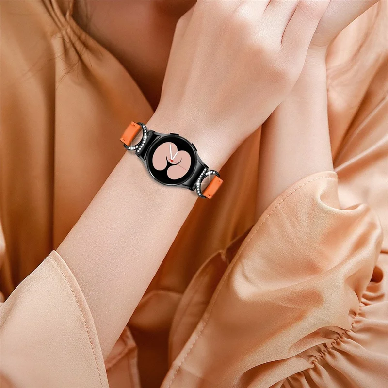 For Samsung Galaxy Watch6 40mm 44mm / Watch6 Classic 43mm 47mm / Watch 5 40mm 44mm / Watch4 40mm 44mm Split Leather Strap Rhinestone D-form kobling Udskiftning Bånd med Sort Spænde - Orange