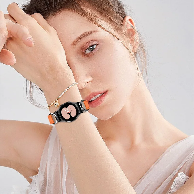 For Samsung Galaxy Watch6 40mm 44mm / Watch6 Classic 43mm 47mm / Watch 5 40mm 44mm / Watch4 40mm 44mm Split Leather Strap Rhinestone D-form kobling Udskiftning Bånd med Sort Spænde - Orange