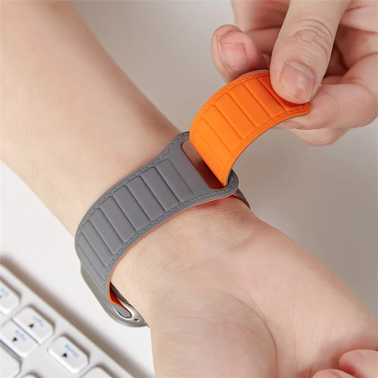 Cinturino per orologio per Apple Watch Series 10 42mm / 9 8 7 41mm / SE (2023) SE (2022) SE 6 5 4 40mm / 3 2 1 38mm Magnetic Silicone Color Match Watchband - Grigio / Arancione