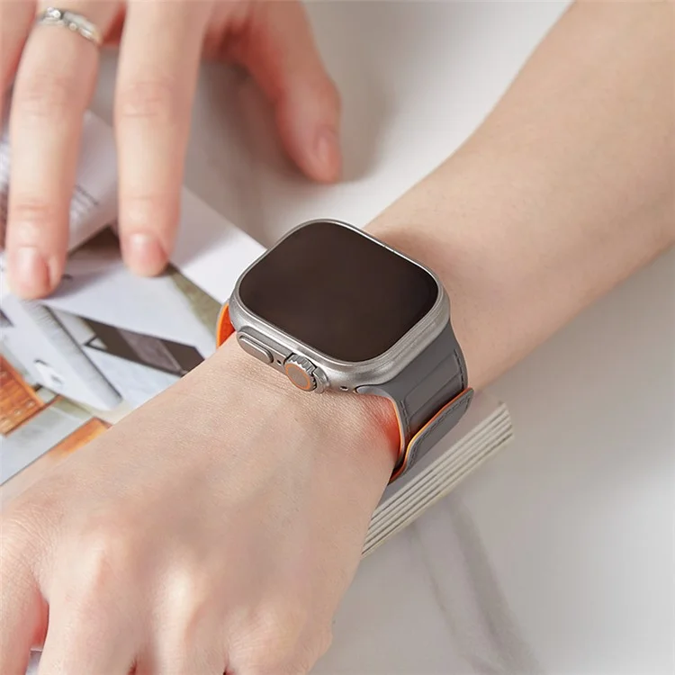 Cinturino per orologio per Apple Watch Series 10 42mm / 9 8 7 41mm / SE (2023) SE (2022) SE 6 5 4 40mm / 3 2 1 38mm Magnetic Silicone Color Match Watchband - Grigio / Arancione