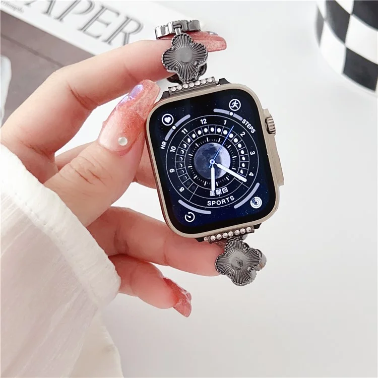Correa de reloj para Apple Watch Series 10 de 42 mm / 9 8 7 de 41 mm / SE (2023) SE (2022) SE 6 5 4 de 40 mm / 3 2 1 de 38 mm Pulsera de reloj con dije de trébol de metal - Negro