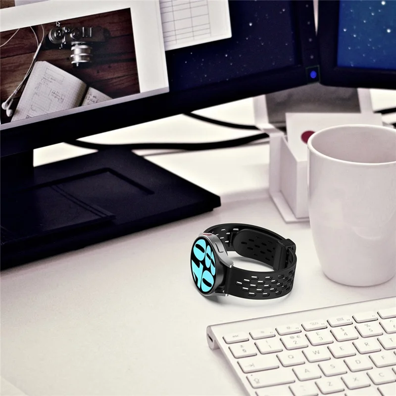 20mm Silicone Strap for Samsung Galaxy Watch FE 40mm / Watch6 / Watch6 Classic / Watch 5 / Watch4 Black Folding Buckle Watch Band - Black