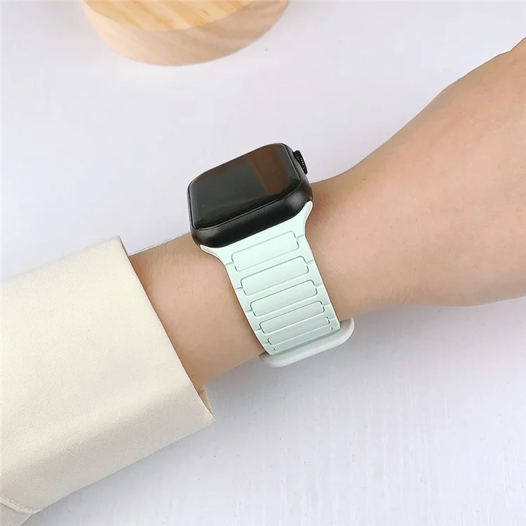 Para Apple Watch Series 10 42mm / 9 8 7 41mm / SE (2023) SE (2022) SE 6 5 4 40mm / 3 2 1 38mm Watchband Soft Silicone Magnetic Strap - Branco / Preto