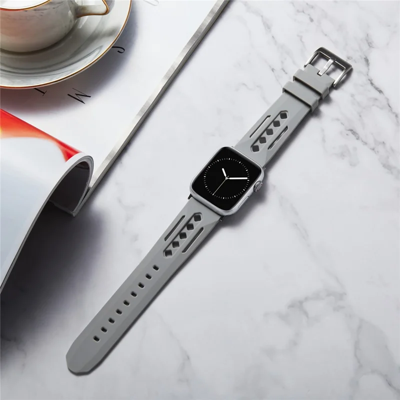 Pour Apple Watch 10 46 mm / Ultra 2 / Ultra 49 mm / 9 8 7 45 mm / SE (2023) SE (2022) SE 6 5 4 44 mm / 3 2 1 42 mm Bracelet de montre en silicone creux - Gris clair