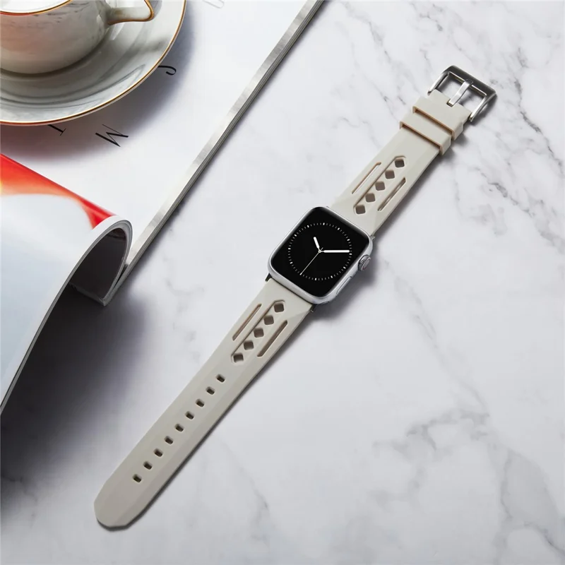 Uhrenarmband für Apple Watch Series 10 42 mm / 9 8 7 41 mm / SE (2023) SE (2022) SE 6 5 4 40 mm / 3 2 1 38 mm Hohles Silikonband - Sternenlicht