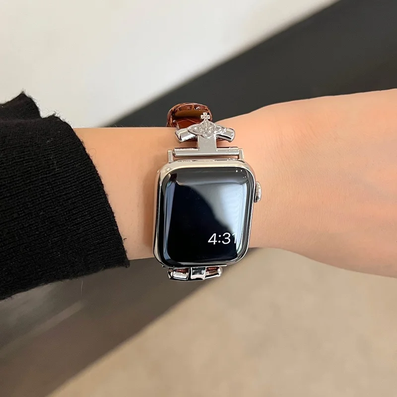 Per Apple Watch Series 10 42mm / 9 8 7 41mm / SE (2023) SE (2022) SE 6 5 4 40mm / 3 2 1 38mm Cinturino con Pendente a Saturno - Marrone+Fibbia Argento