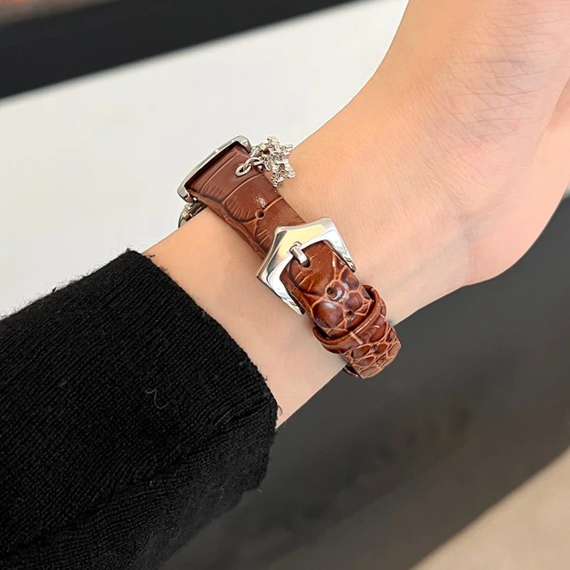 Per Apple Watch Series 10 42mm / 9 8 7 41mm / SE (2023) SE (2022) SE 6 5 4 40mm / 3 2 1 38mm Cinturino con Pendente a Saturno - Marrone+Fibbia Argento