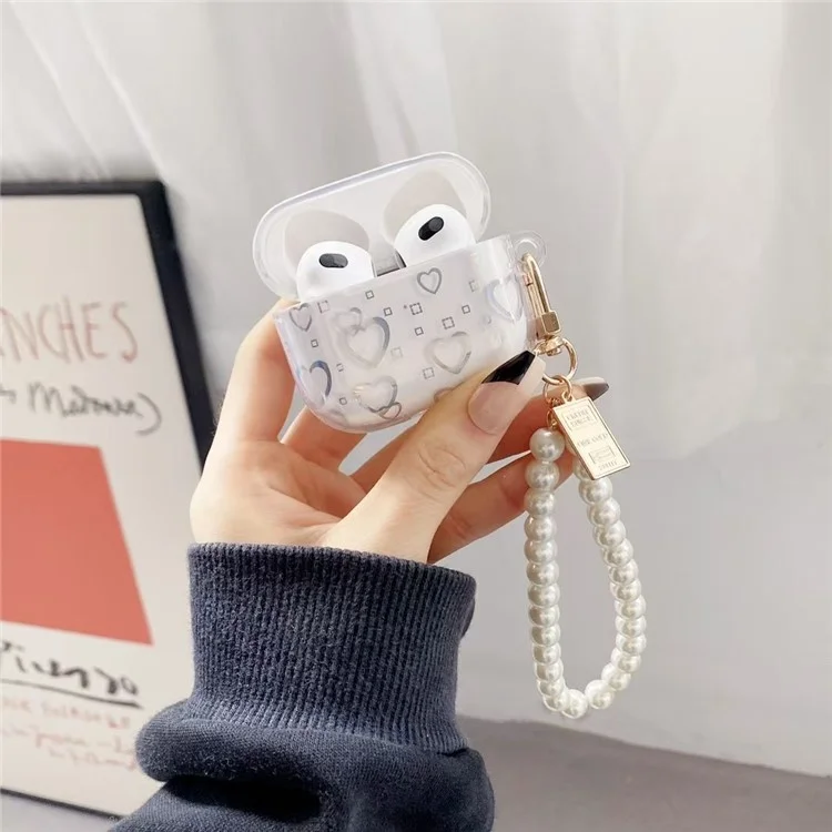 Funda protectora de TPU transparente con patrón de corazón y pulsera para el estuche de auriculares AirPods 4