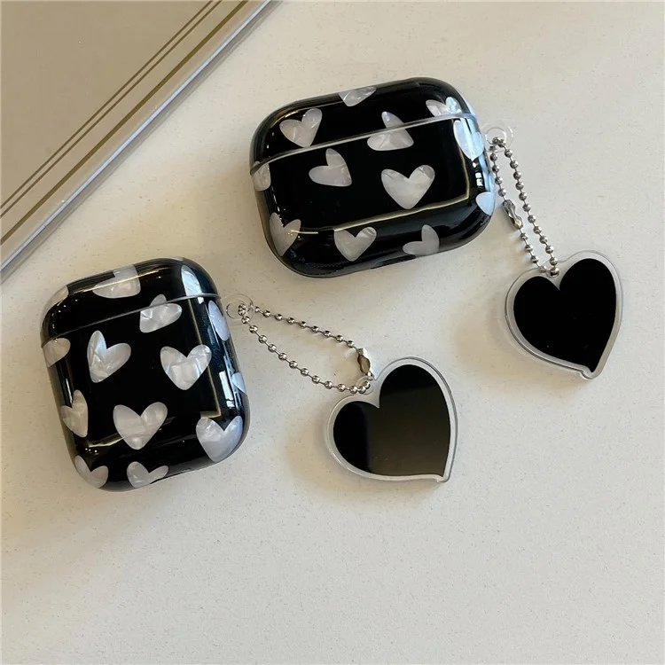 Funda protectora de silicona TPU con diseño de corazón y colgante de corazón para el estuche de AirPods 4 - Negro