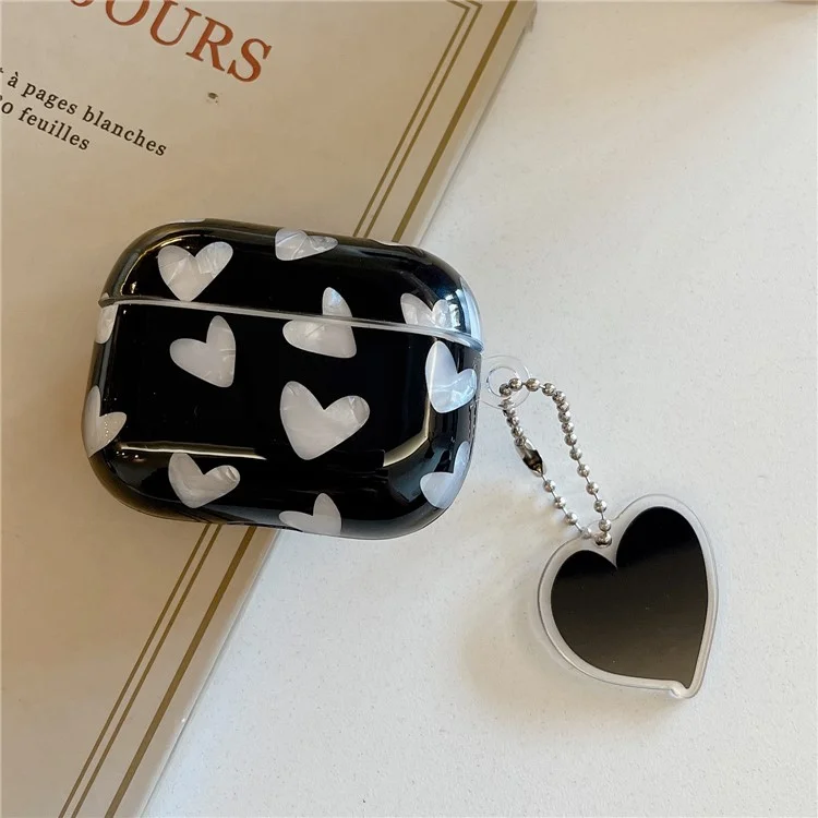 Funda protectora de silicona TPU con diseño de corazón y colgante de corazón para el estuche de AirPods 4 - Negro