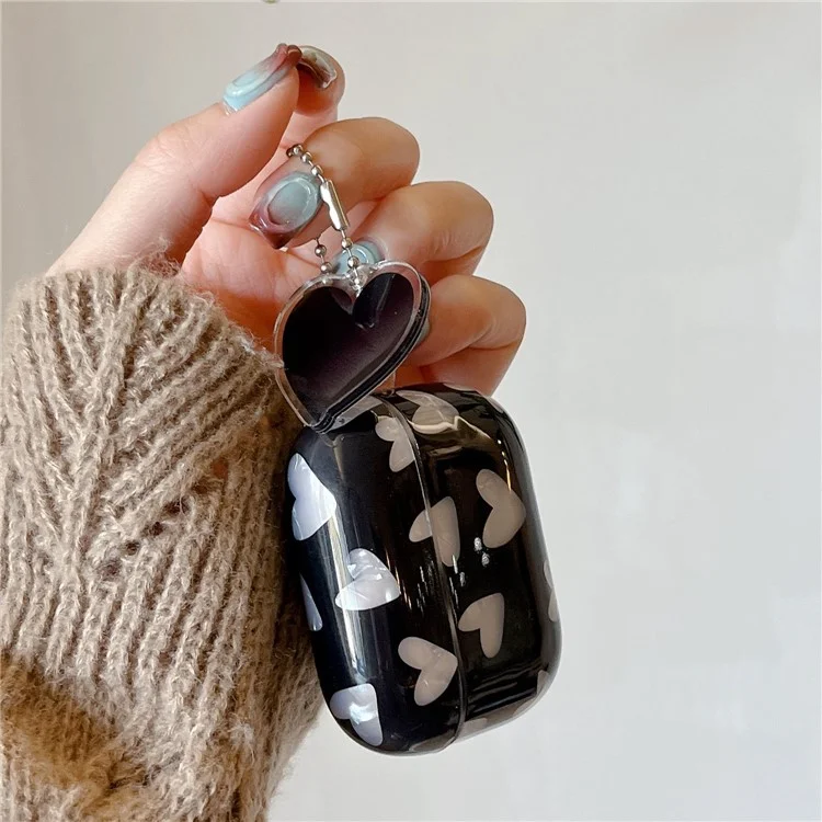 Funda protectora de silicona TPU con diseño de corazón y colgante de corazón para el estuche de AirPods 4 - Negro
