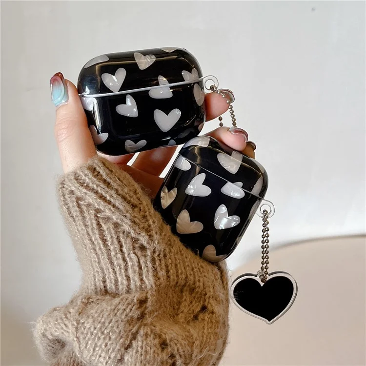 Funda protectora de silicona TPU con diseño de corazón y colgante de corazón para el estuche de AirPods 4 - Negro