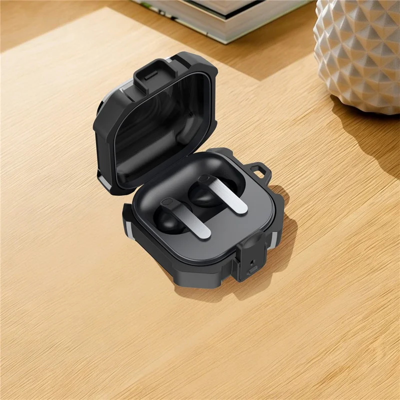 Obudowa na Samsung Galaxy Buds4 / Buds4 Pro, ukośny wzór, pokrowiec ochronny z PC i TPU z karabińczykiem – Czarny