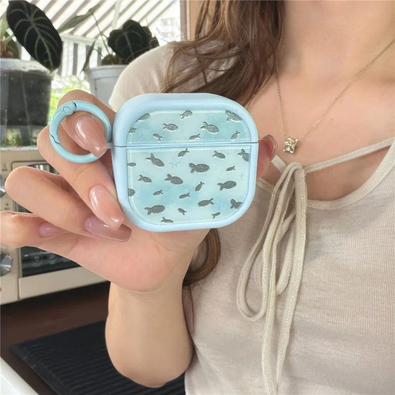 Schimmernder Fischmuster-Schutzhülle für AirPods 4 aus weichem TPU mit Karabiner-Clip