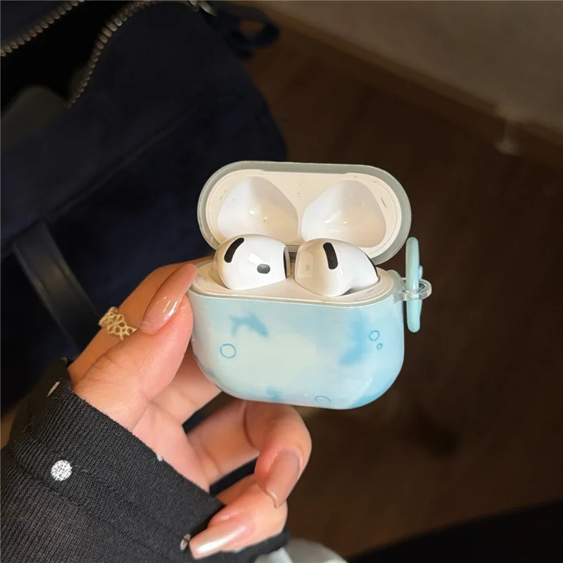 Skyddande fodral till AirPods 4 med IMD+TPU, suddig blå fiskdesign, metallkarbinhake