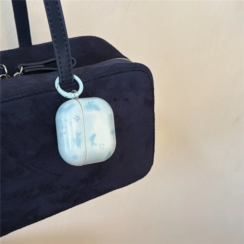 Skyddande fodral till AirPods 4 med IMD+TPU, suddig blå fiskdesign, metallkarbinhake