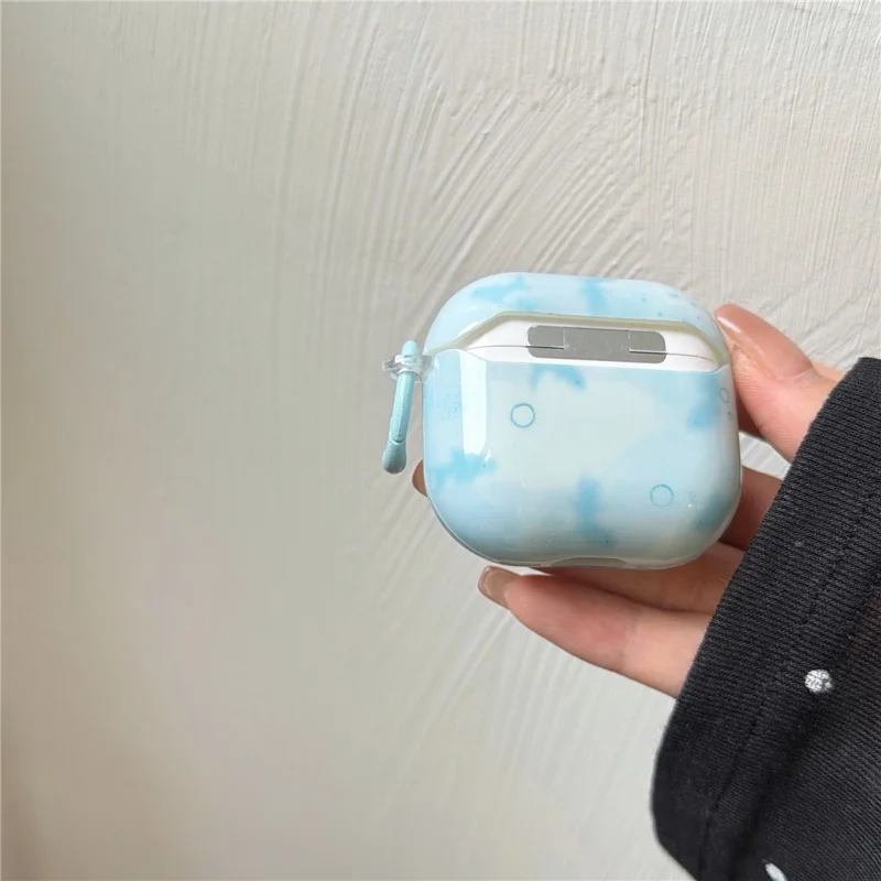 Skyddande fodral till AirPods 4 med IMD+TPU, suddig blå fiskdesign, metallkarbinhake