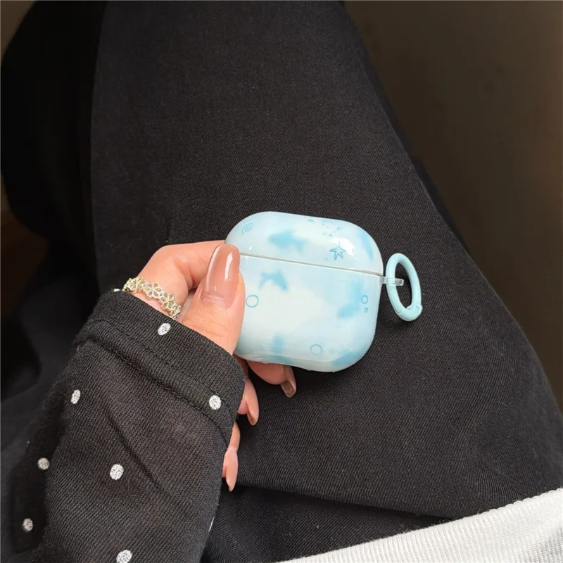 Skyddhölje i IMD+TPU för AirPods 3 med suddig blå fiskdesign och metallhängesnappa
