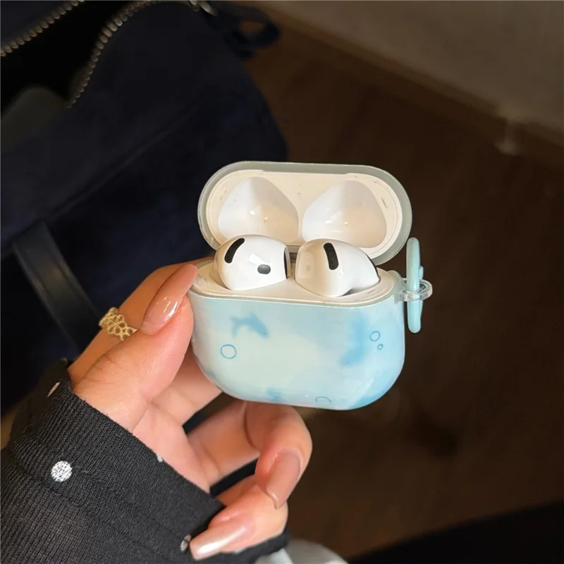 Skyddhölje i IMD+TPU för AirPods 3 med suddig blå fiskdesign och metallhängesnappa