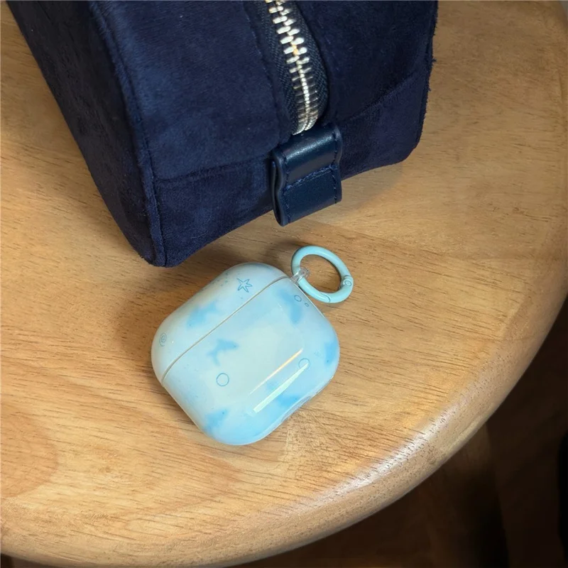 Skyddhölje i IMD+TPU för AirPods 3 med suddig blå fiskdesign och metallhängesnappa