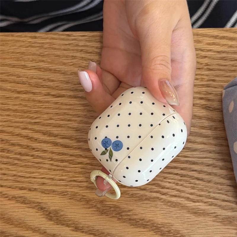 Funda TPU para AirPods 4 con diseño de puntos de arándano, funda protectora con colgante y hebilla metálica