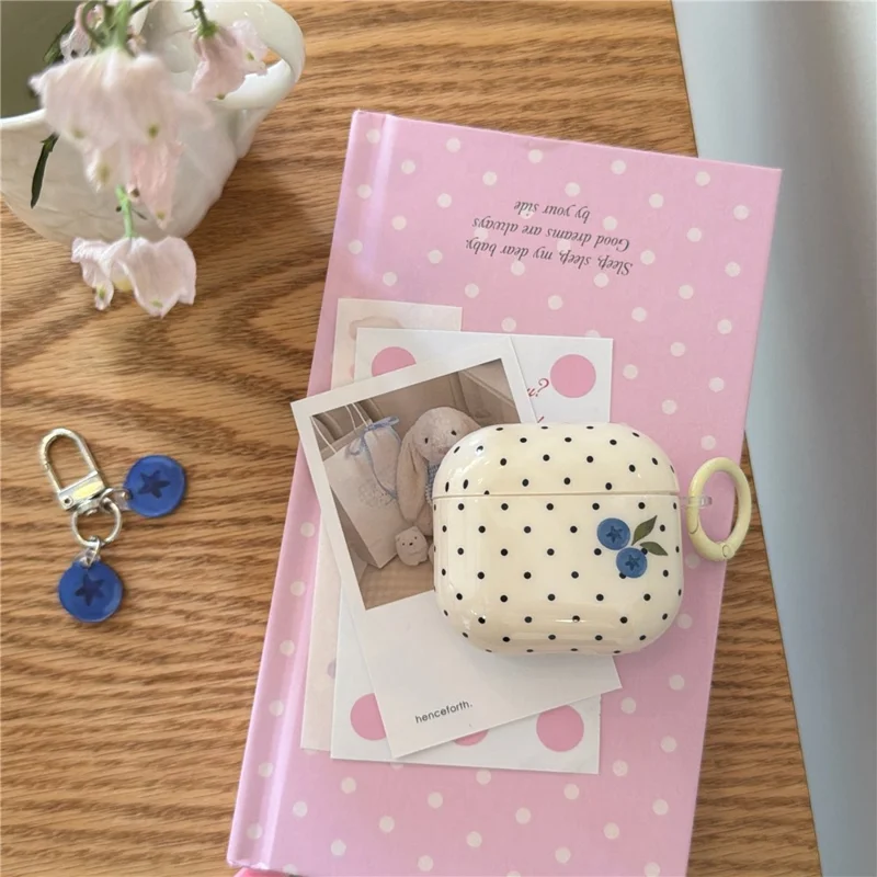 Funda TPU para AirPods Pro 3 con diseño de puntos de arándano, funda protectora con colgante y hebilla metálica