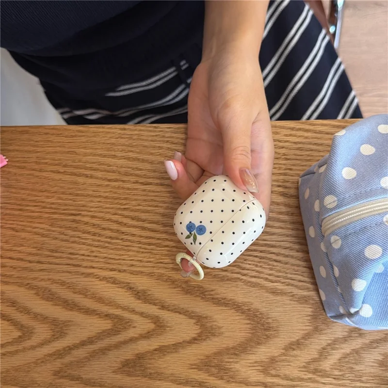 Funda TPU para AirPods Pro 3 con diseño de puntos de arándano, funda protectora con colgante y hebilla metálica