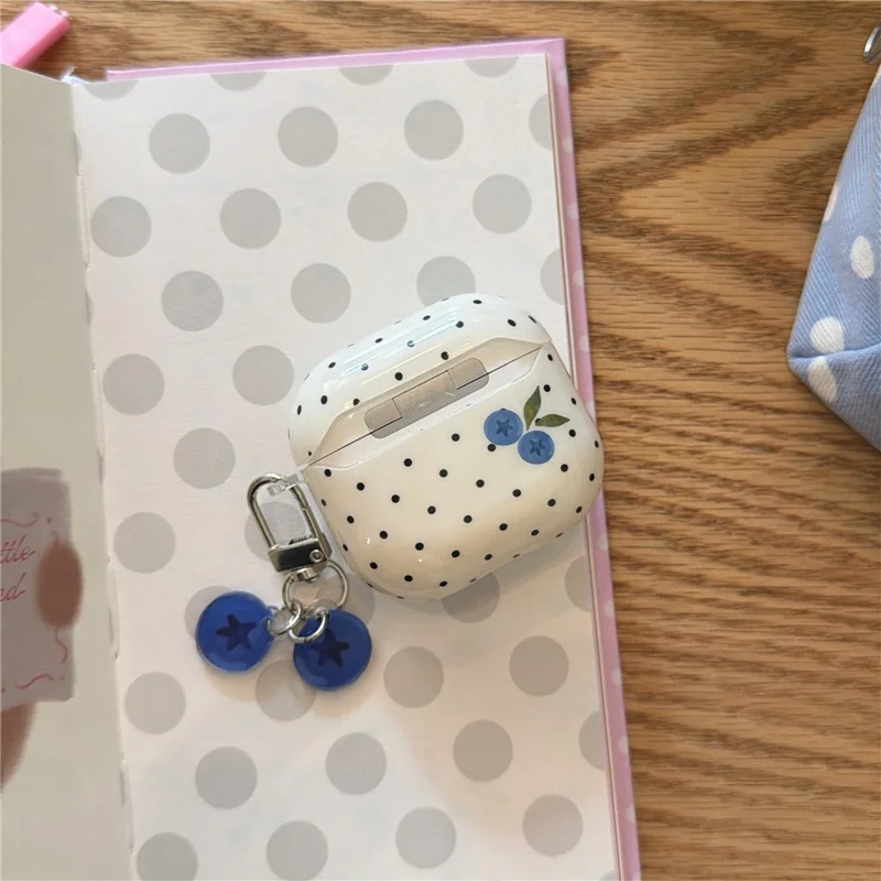 Funda TPU para AirPods Pro 3 con diseño de puntos de arándano, funda protectora con colgante y hebilla metálica