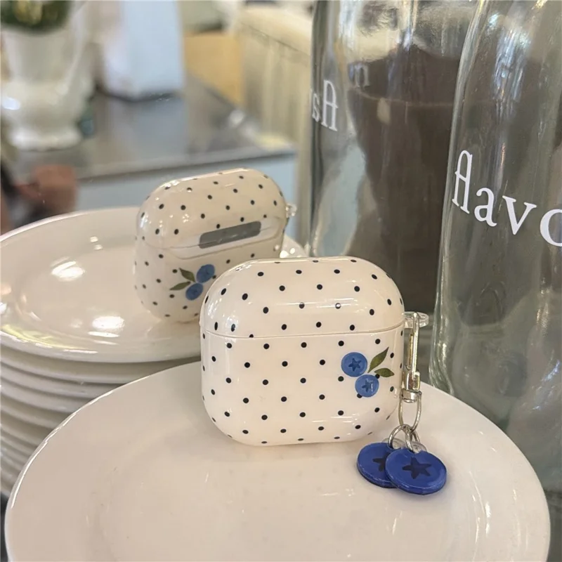 Funda TPU para AirPods Pro 3 con diseño de puntos de arándano, funda protectora con colgante y hebilla metálica