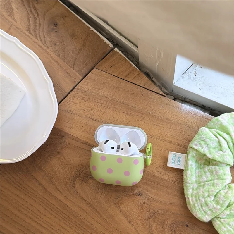 Pokrowiec w groszki na Apple AirPods 4, miękka osłona ochronna z tworzywa TPU z karabińczykiem